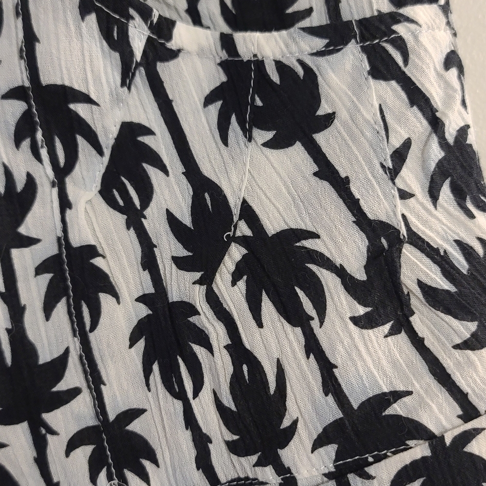 Diane Von Furstenberg Monochrome Palm Print Shorts - Picture 4 of 7